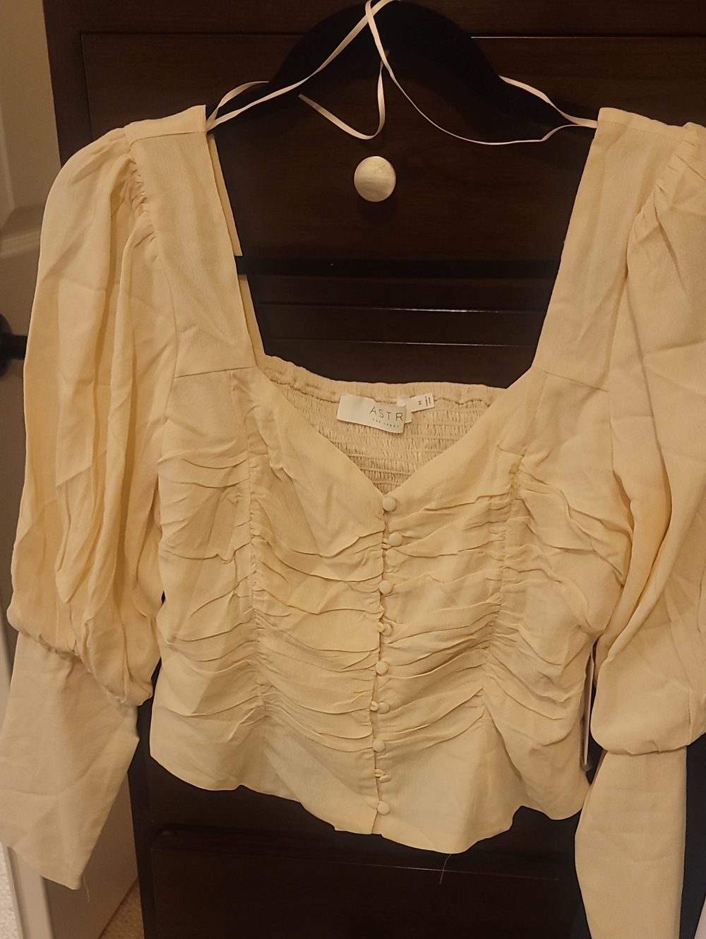 NWT Astr The Label Pale Cream Ruched Button-Front Puff Sleeve Blouse Size M